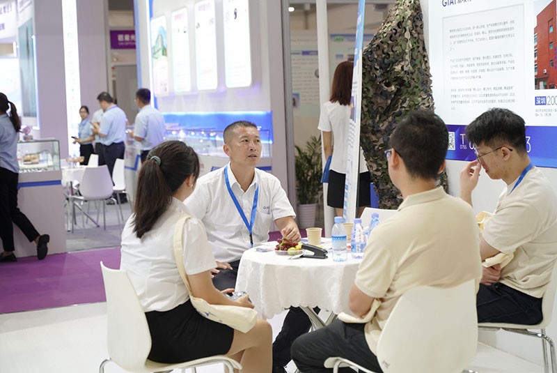 激埃特工作人員現場與客戶交流攝像圖 激埃特工作人員現場與客戶交流攝像圖