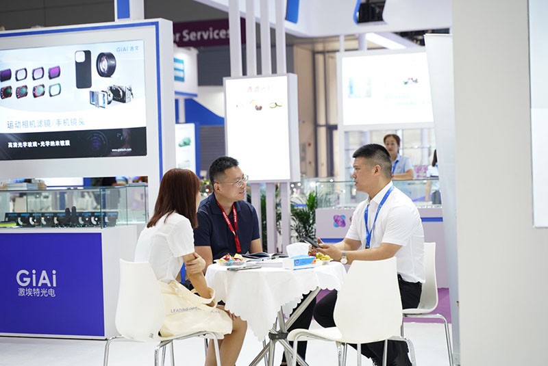 激埃特工作人員與現場參觀者探討產品圖1 激埃特工作人員與現場參觀者探討產品圖1