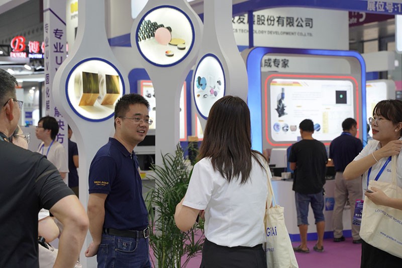 激埃特工作人員與現場參觀者探討產品圖3 激埃特工作人員與現場參觀者探討產品圖3