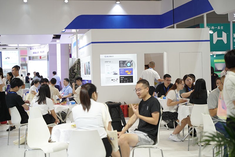 激埃特工作人員與現場參觀者探討產品圖4 激埃特工作人員與現場參觀者探討產品圖4