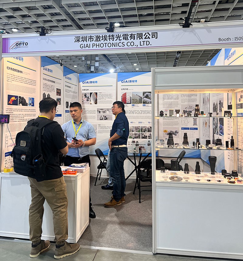 激埃特工作人員現(xiàn)場(chǎng)為客戶答疑解惑 激埃特工作人員現(xiàn)場(chǎng)為客戶答疑解惑