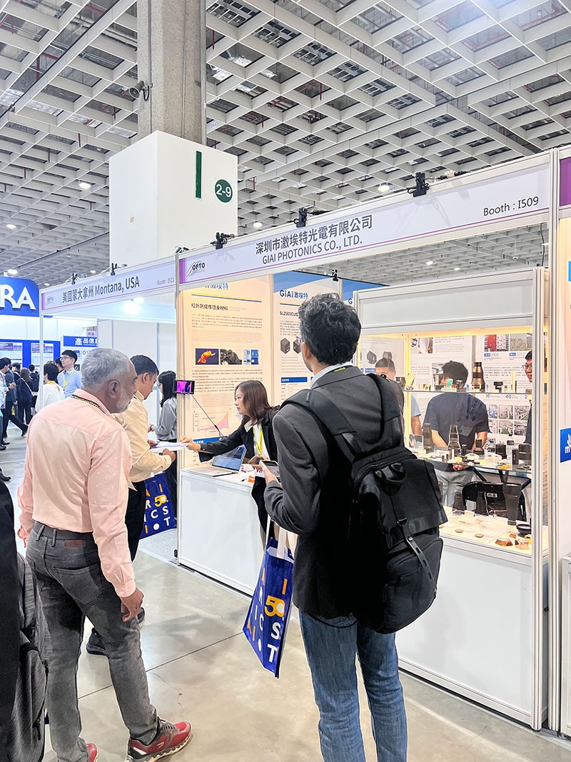 激埃特展會(huì)上紅外鏡頭吸引國(guó)外友人參觀 激埃特展會(huì)上紅外鏡頭吸引國(guó)外友人參觀