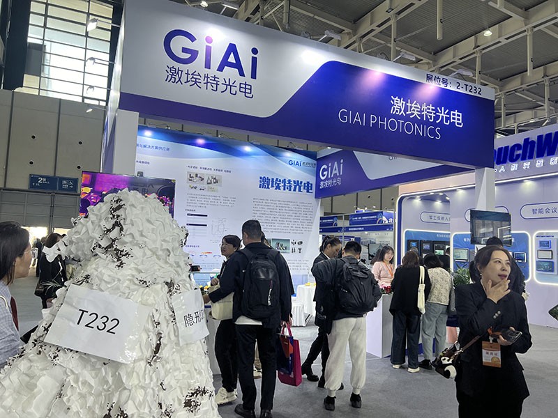 激埃特工作人員身披紅外隱形衣背面圖 激埃特工作人員身披紅外隱形衣背面圖