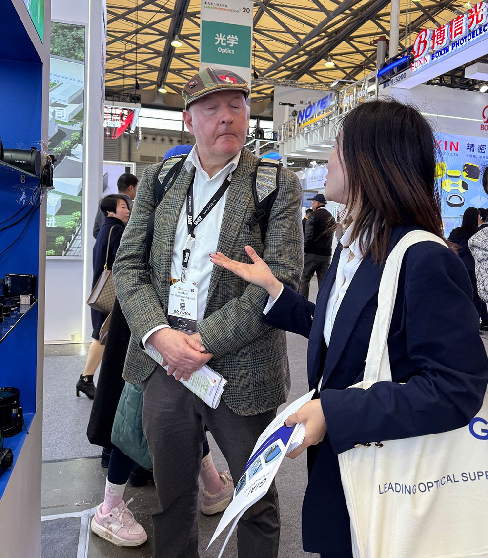 濾光片 激埃特現場工作人員為參觀者講解