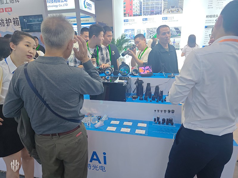 激埃特工作人員為現場人員講解 激埃特工作人員為現場人員講解