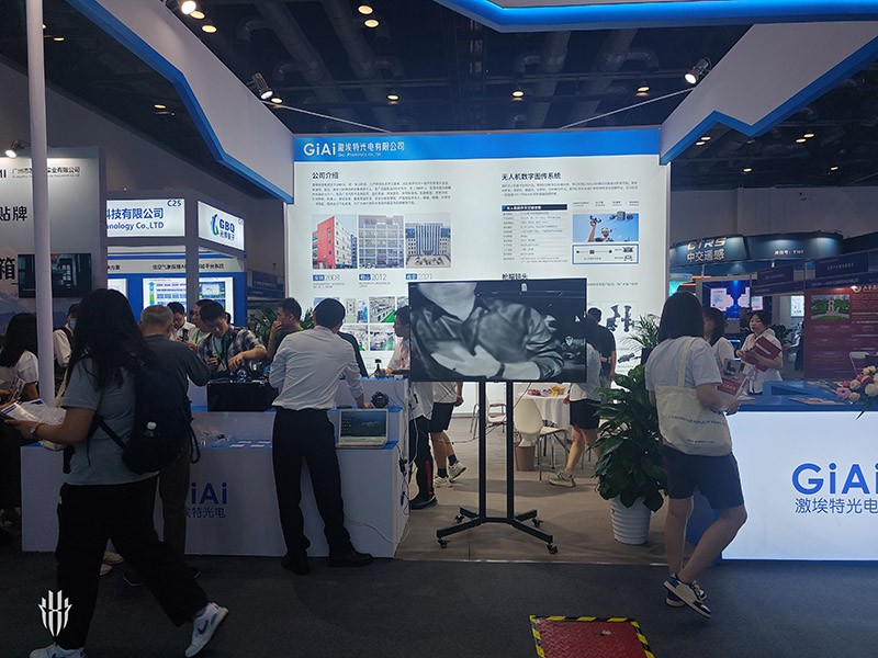 激埃特展區客戶正在參觀展品 激埃特展區客戶正在參觀展品