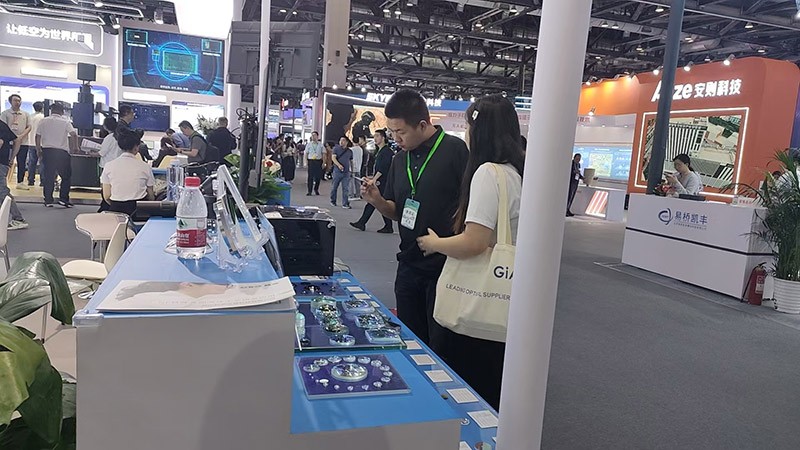 激埃特工作人員為現場人員講解2 激埃特工作人員為現場人員講解2