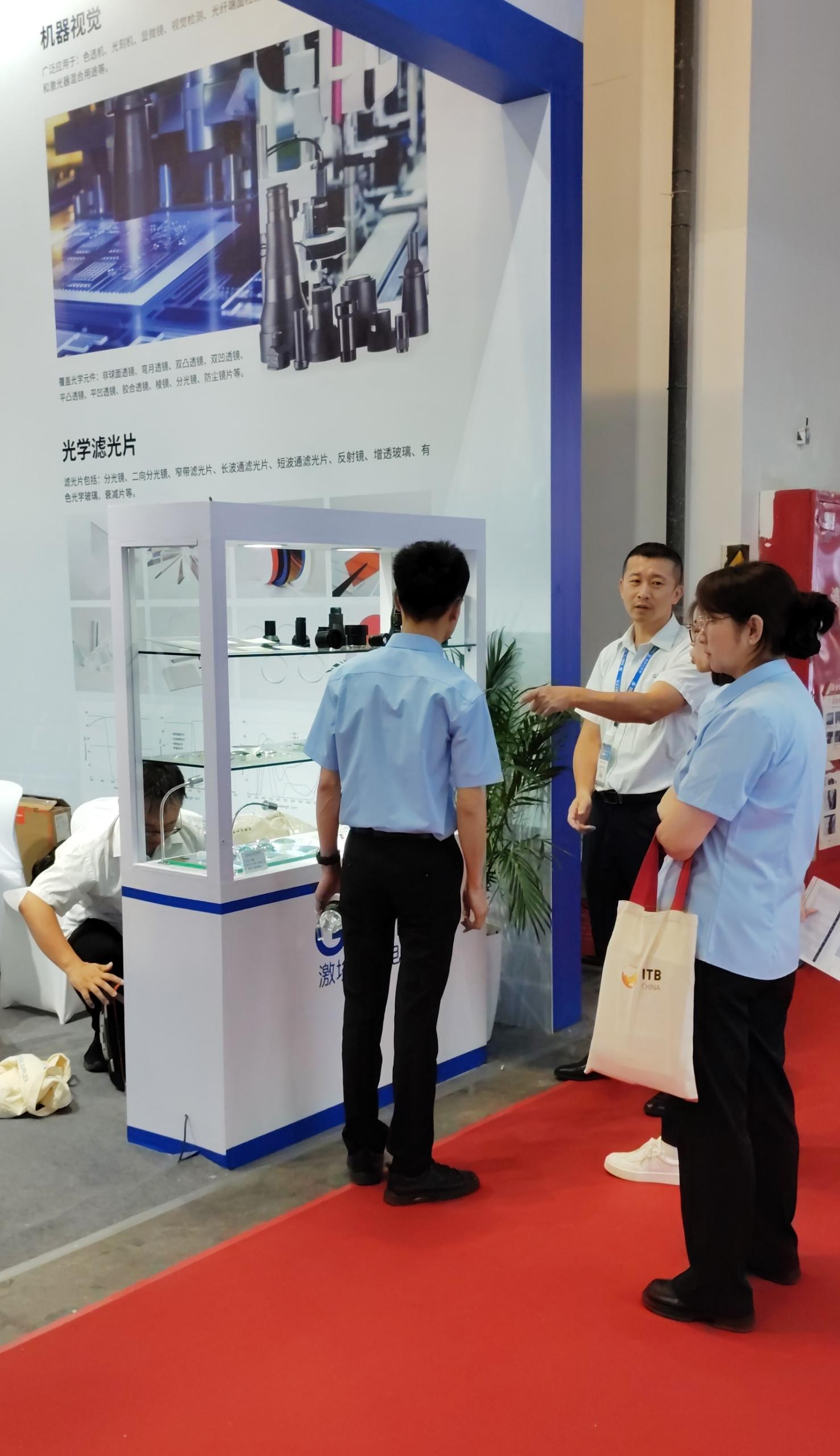 濾光片 激埃特工作人員為現場參演者講解